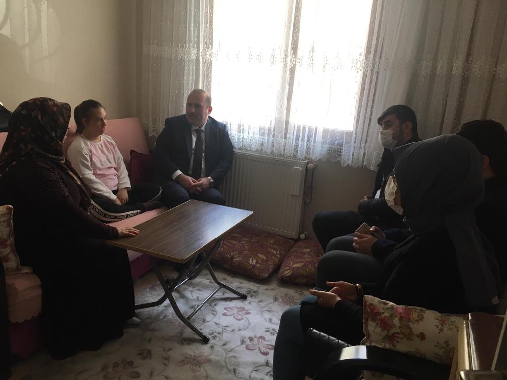 akgencesenler's tweet photo. İlçe Başkanımız @umutozkan1, İlçe Gençlik Kolları Başkanımız @samet_eren34, Birlik Mahallesinde ikamet eden Hanife ÜNAL ablamızı ziyaret ederek, 8 Mart Dünya Kadınlar Günü'nü kutladılar. https://t.co/6Hiqd4FpXS