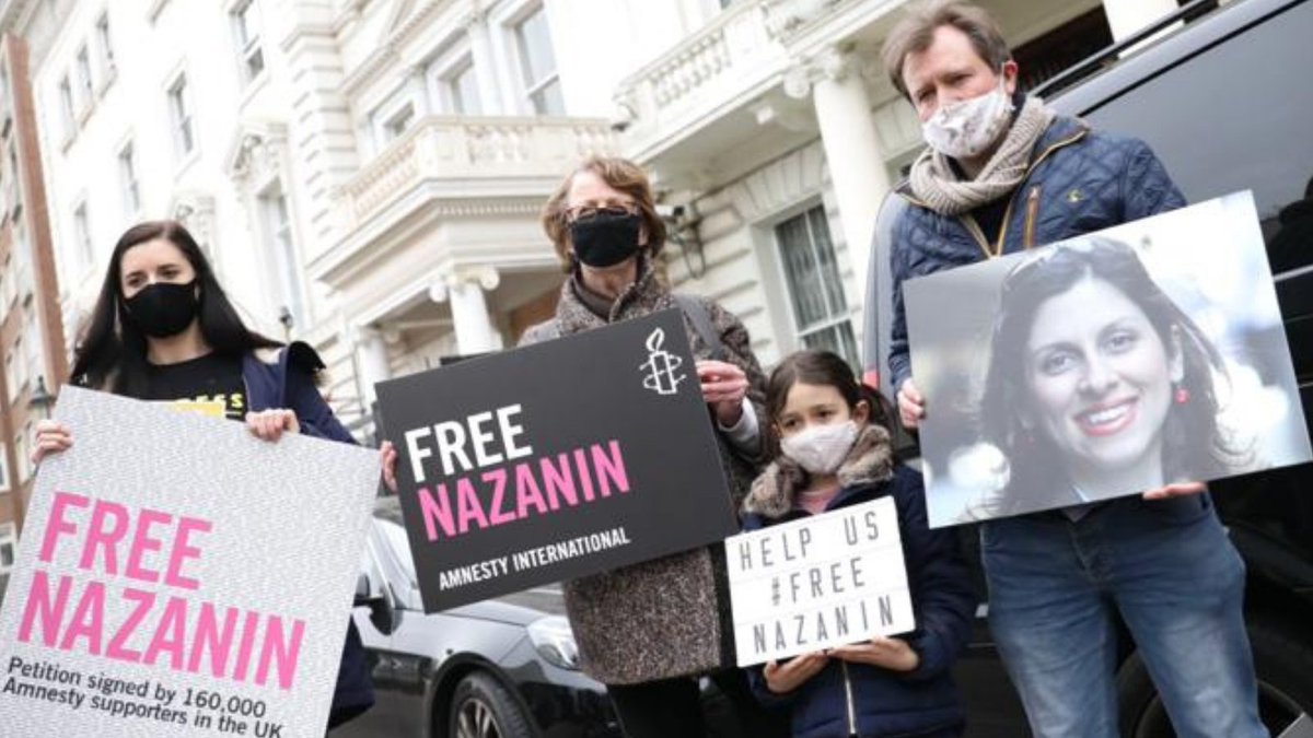 AmnestyUK's tweet image. 🚨PLEASE RT🚨

On the day Nazanin Zaghari-Ratcliffe should be reunited with her husband &amp;amp; daughter, we’re at the Iranian Embassy handing in a petition signed by 160,000 of you demanding that Nazanin is permanently freed. 

#FreeNazanin