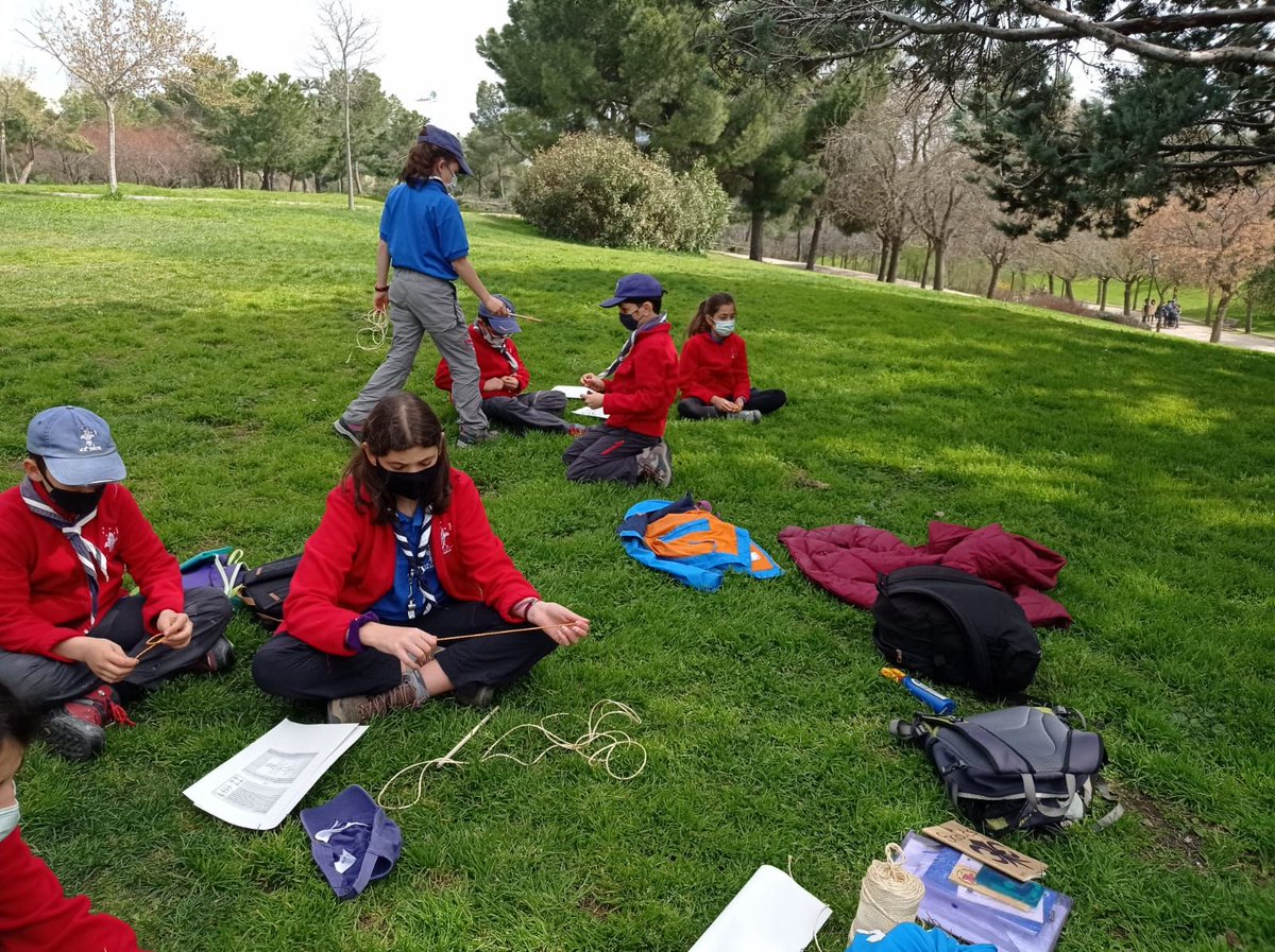 gsorionMadrid's tweet photo. Desde Fuencarral fuimos en metro hasta Legazpi,para hacer una mini marcha hasta el Parque Tierno Galván.Allí hicimos revisión de uniformidad,y nos metimos en el papel de acampadores old school.¡Más en https://t.co/UqcAiOBMvv! #gsorion #scouts #scouting #manada #waingunga #lobatos https://t.co/9JVB7zorkc