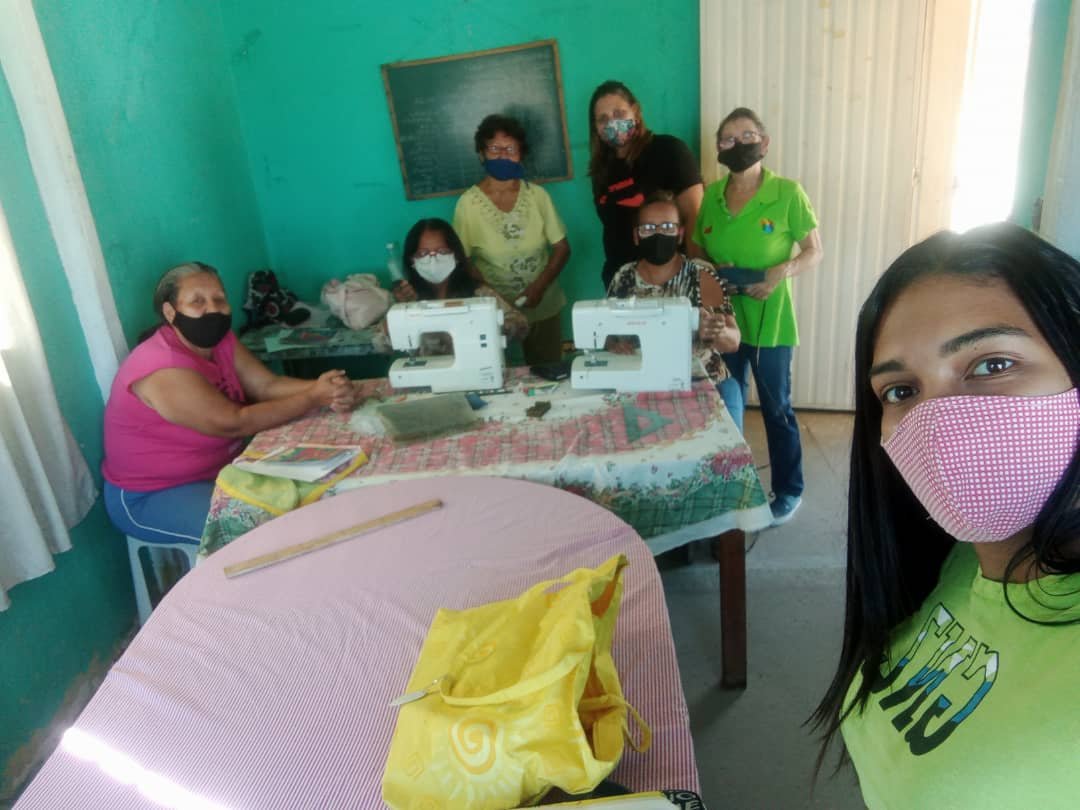 IncesCarabobo1's tweet photo. Asesoramos en los Puntos de Atención Pedagógicos a las participantes del Programa Textil de #Carabobo de la mano de las Mtp Magaly Casadiego del @CFSBicentenari2 y Carmen Noguera con su patrón base desde el @CFS_SimonR 
#LaFormacionTecnicaEsAhora
@YORMANARMANDO https://t.co/eyumWjmk0P