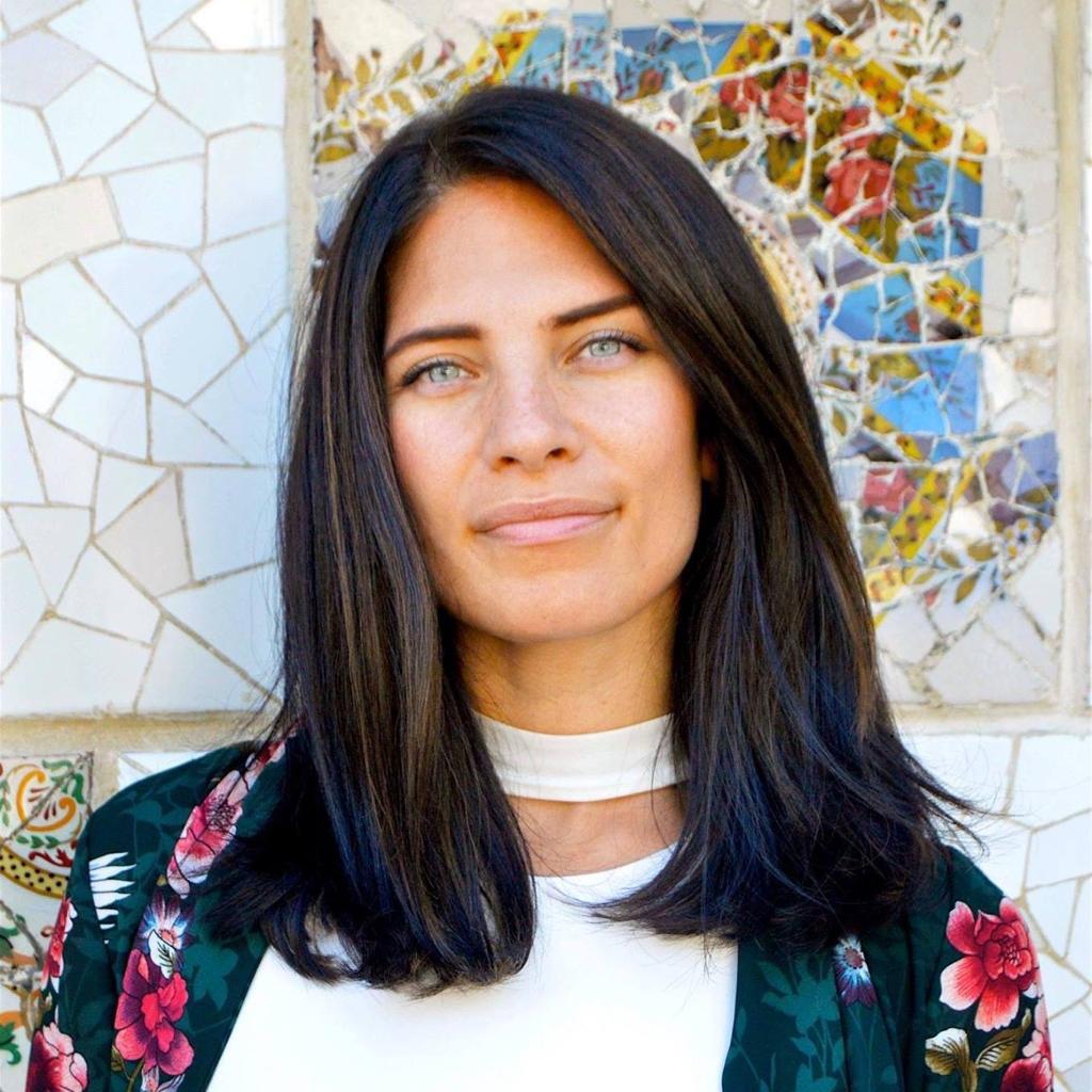 Today, <a href="/LenaHaydt/">Lena Haydt</a> and <a href="/sneub/">Shane Neubauer</a> are talking with <a href="/mlmurphy818/">Megan Murphy</a> (VP Product <a href="/hotjar/">Hotjar | by Contentsquare</a>) about her favourite product management books on @joinClubhouse. Tune in at 7pm CET! 🤩 

Books by <a href="/DanielPink/">Daniel Pink</a>, <a href="/susancain/">Susan Cain</a> and more.

joinclubhouse.com/event/mZWgL4j0

#BookRecommendation #ProductManagement