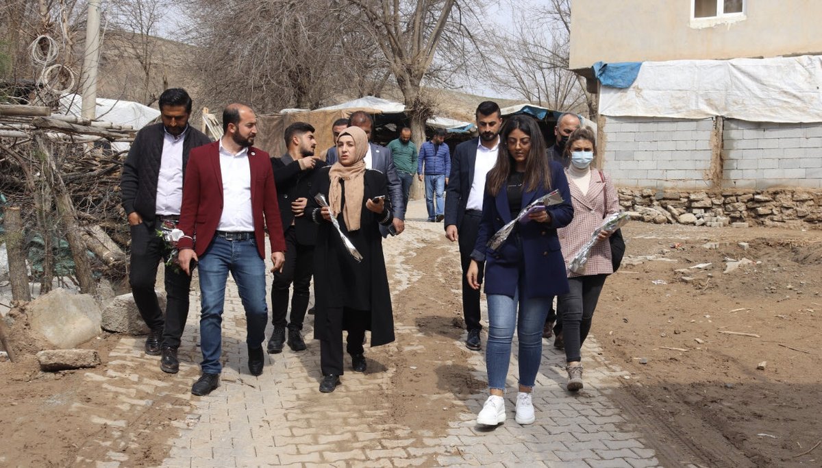 APolatabdulbaki's tweet photo. Gelecek ailesi olarak Kadın Koları başkanımız av Dicle Arslan öncülüğünde teşkilat mensuplarımız ile birlikte 8 martı köylerde , mahallede,Textil atölyesinde , hastahanede karanfil dağıtarak kadınların yalnız olmadıklarını ve herzaman yanlarında olacaklarının mesajını verdiler https://t.co/8R2DA60s5P