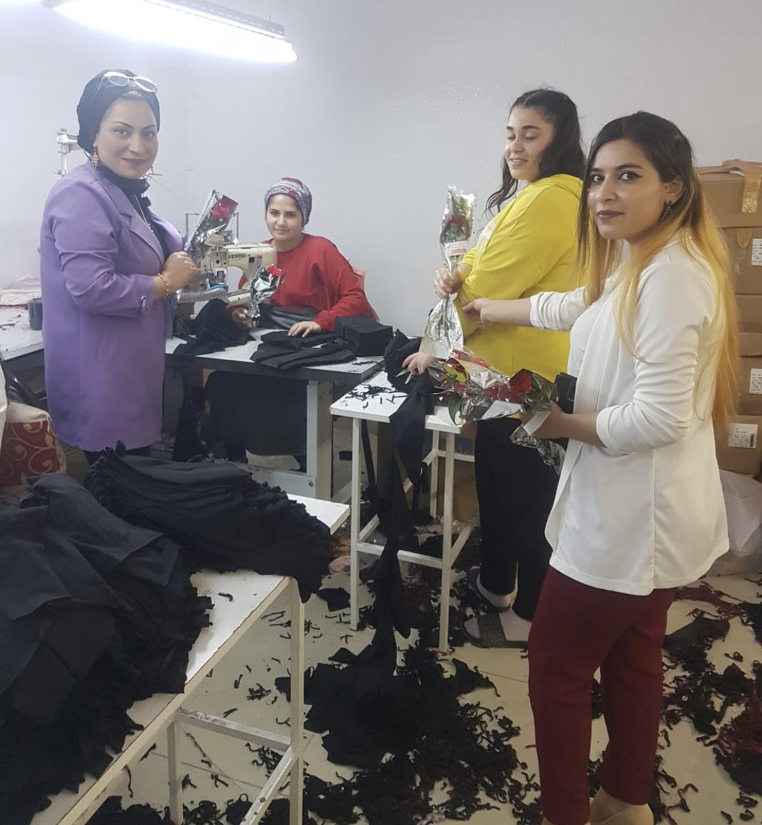 APolatabdulbaki's tweet photo. Gelecek ailesi olarak Kadın Koları başkanımız av Dicle Arslan öncülüğünde teşkilat mensuplarımız ile birlikte 8 martı köylerde , mahallede,Textil atölyesinde , hastahanede karanfil dağıtarak kadınların yalnız olmadıklarını ve herzaman yanlarında olacaklarının mesajını verdiler https://t.co/8R2DA60s5P