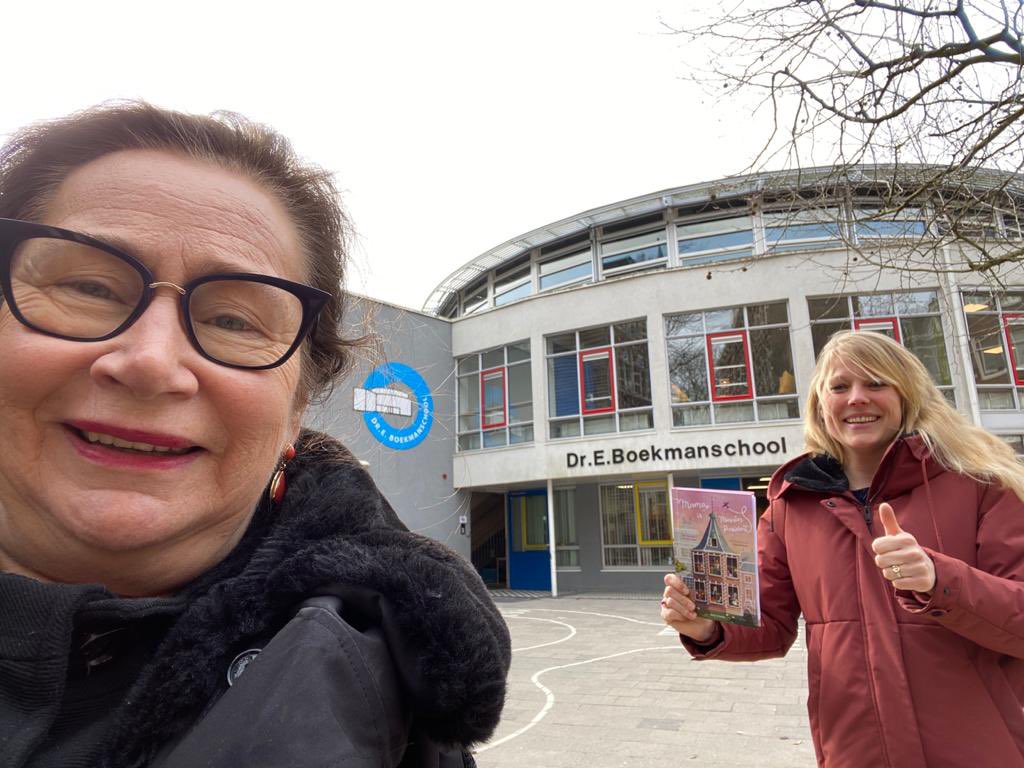 Stadsdeelcommissielid <a href="/weijers_els/">Weijers</a> op bezoek bii de #boekmanschool met het kinderboek ‘Mijn mamma is minister-president’: “#kansengelijkheid begint bij onze kinderen!” #internationalevrouwendag