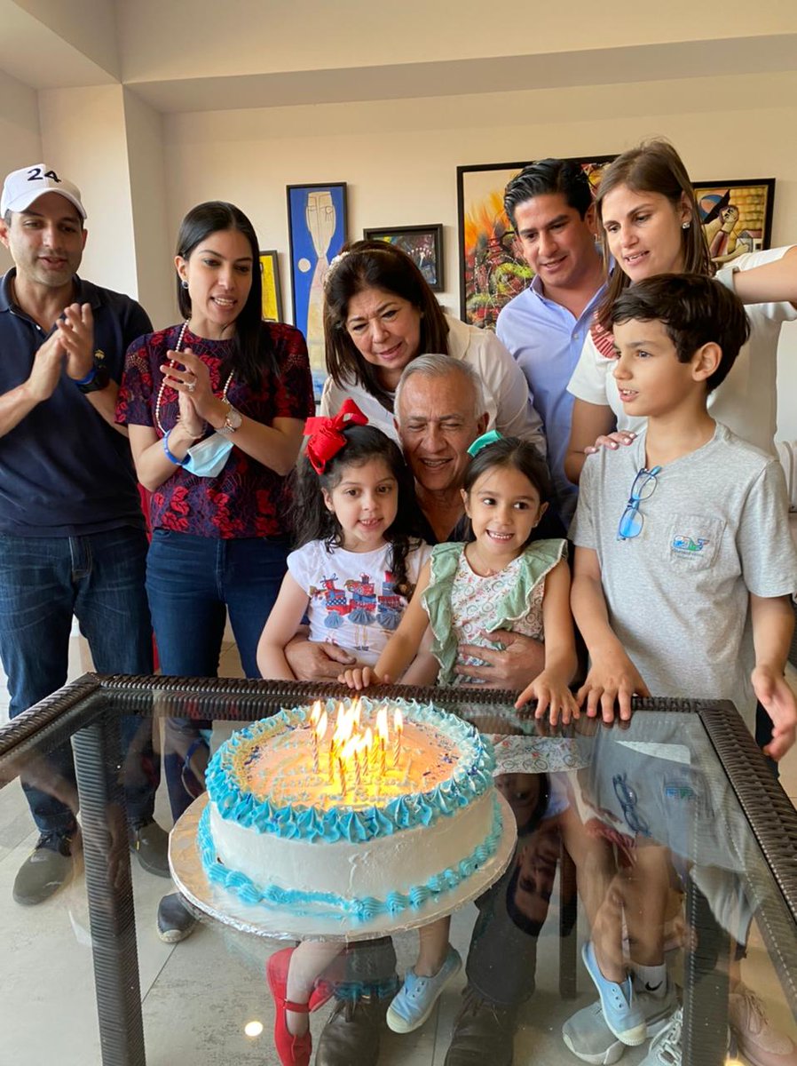 DrMauriciolivaH's tweet photo. Celebrando un año más de vida, feliz de compartir con mi familia y amigos. Gracias a todos por sus mensajes de cariño y apoyo. https://t.co/CAg80fbZv9