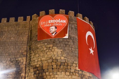 Biz konuşunca Kürtçeyi ret edip kabul etmezler, KADES uygulamasına Kürtçe koymazlar ama kendi propagandalarını yaparken Kürtlerin Kürtçe konuştuğunu, Kürtçeyi daha iyi anladığını kabul edip Kürtçe afiş asıyorlar.

Kürtler yaptıklarınızı gayet iyi görüyor hiç merak etmeyin.