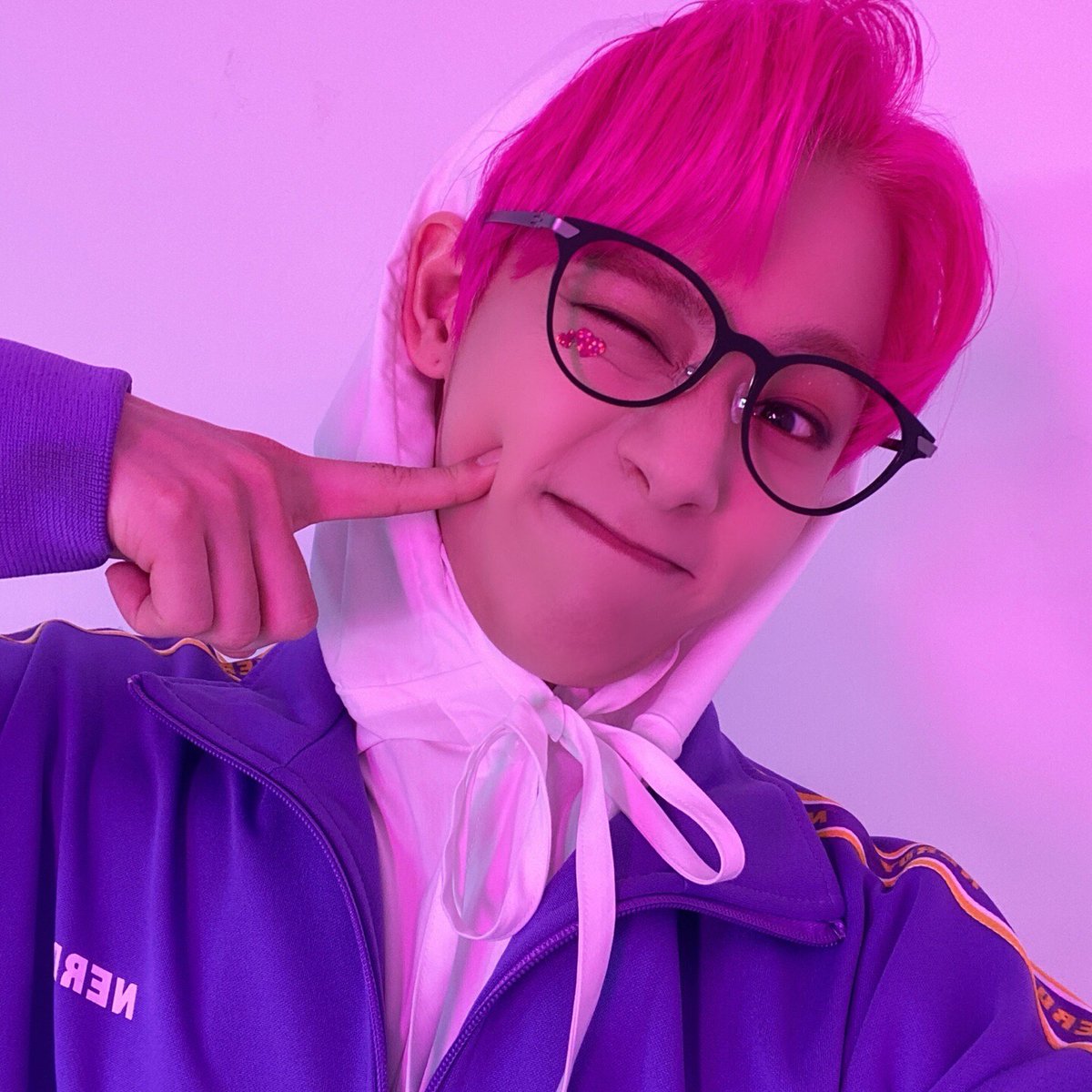 official_ONEUS's tweet photo. [#환웅]
팝콘을 좋아하는 백수우우우웅🍿 https://t.co/j9dIbz663i
