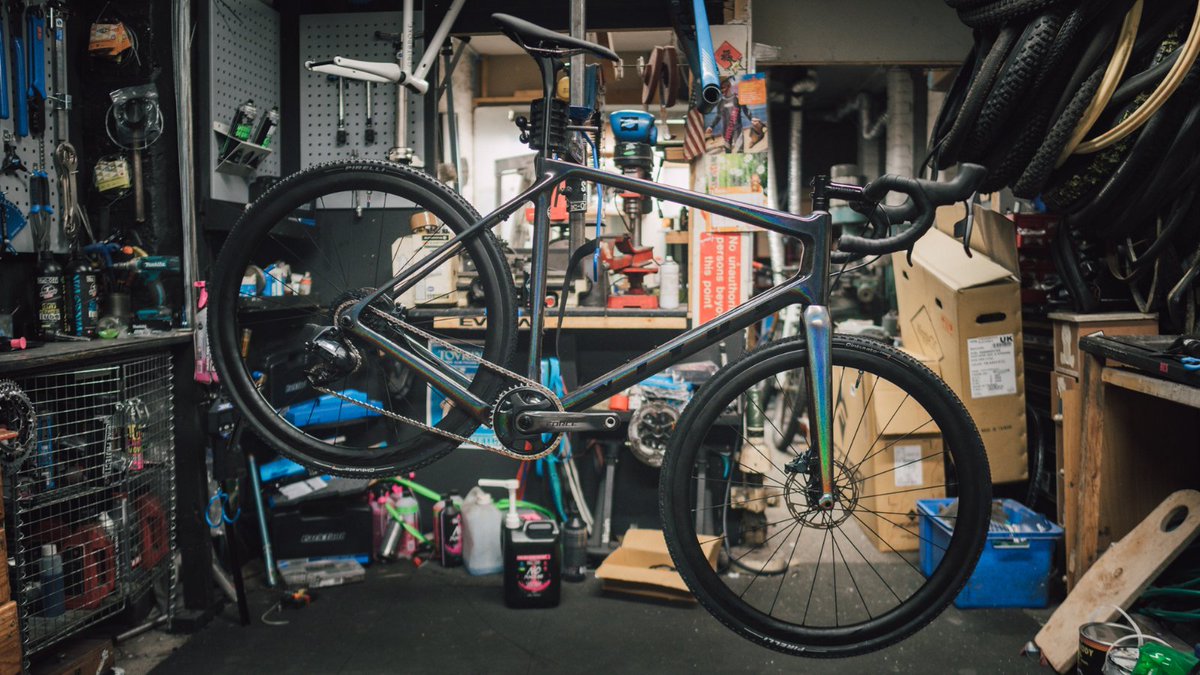 The Energie EVO with refined Race-Fit geometry and the lightest and stiffest CX frameset we've ever made gets the Dream Build treatment, making for mesmerizing viewing - especially with that dazzling paintwork! ✨ Watch the Full Video 👉 bit.ly/Energie-EVO_Dr… #RIDEMORE