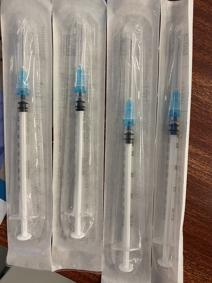 Human factors at a vaccination centre! Identical packaging, rather different needles! @pbnes <a href="/nes_qi/">NES Quality Improvement</a> #safety