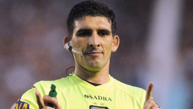 datapatringa's tweet photo. Una #DataPatringa con banderín (?) 

Este viernes, Andrés #Merlos igualará el récord de Fernando Rapallini y ambos serán los árbitros que más veces dirigieron a #Patronato desde la BN 2010: 1⃣8⃣ partidos. https://t.co/nI4DRLl9Fe