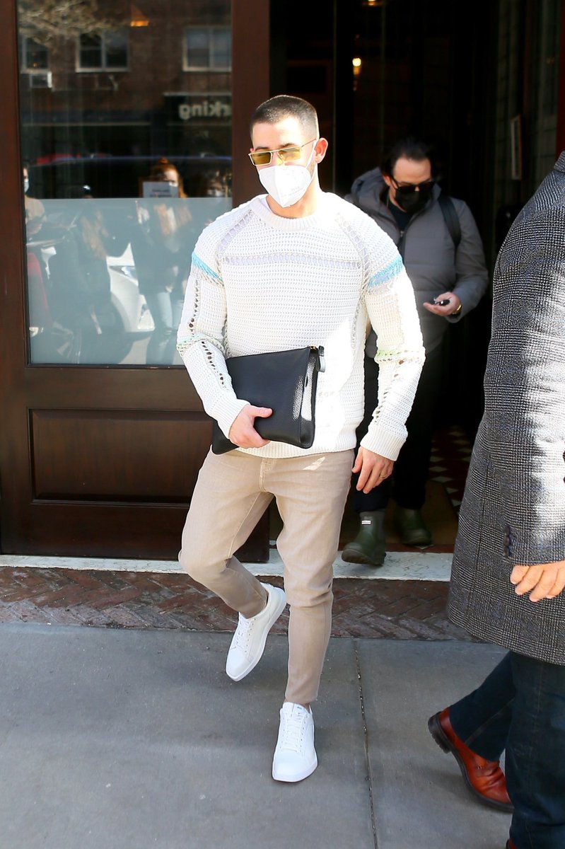 neverbeyme's tweet image. God KNEW not to make this man tall....