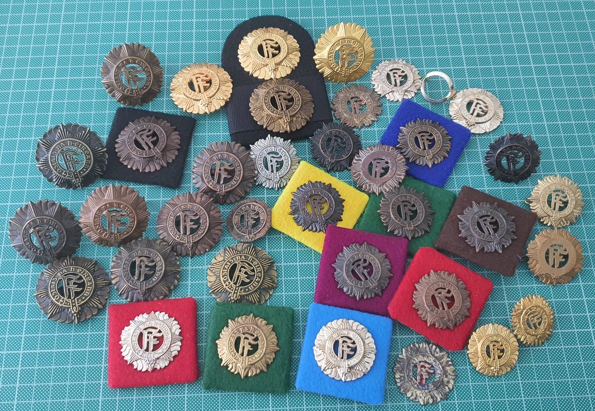irish_DFbadges's tweet photo. Some of my cap badge collection that I've been working on of late. As is quite evident, there are many different styles and issues of the same badge design since it was first  issued and accurately dating these can often be difficult. Do you still have your first issue badge? https://t.co/MPqSG7Thrh