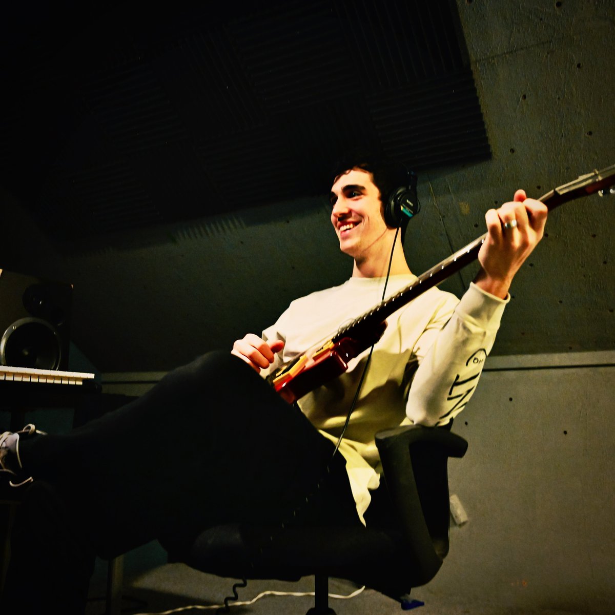 HarlorOfficial's tweet photo. Thumbs up👍👍👍

#Harlor #NotReadytoGo #NRTG #AsADream #wednesdaywisdom #wednesdaymotivation #songwriter #vocalists #musicianlife  #indiepop #indieartist #dancepop #independentpop #newpopmusic #musicmaker #discovernewmusic #newmusicalert #musiclife #ilovemusic #newartist #NYC https://t.co/MmNNzWJdv5