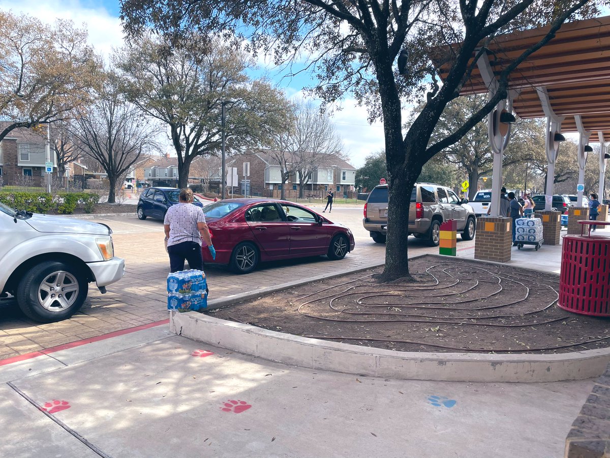 MollyWhitlock's tweet image. We distributed over 350 cases of water today to our Austin community! The snow may be gone, but families are still without running water. We will distribute 300 more cases later this week.  #TexasStrong #winterstormrelief #community #Texas #ATX