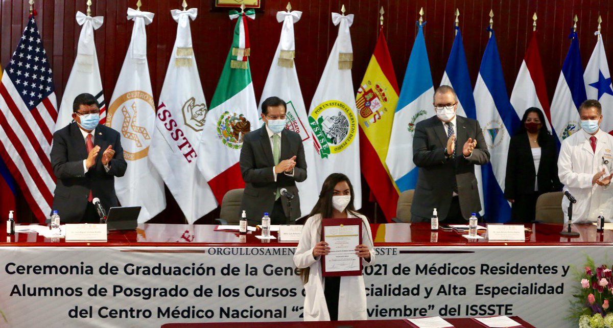 LuisAntoRamirez's tweet image. En la Ceremonia de Graduación de Médicos Residentes y Alumnos de Posgrado de los cursos de Especialidad del @cmn20noviembre del @ISSSTE_mx, refrendamos el compromiso del Presidente @lopezobrador_ por promover más y mejores especialistas de la salud. @sntissste #CDMX