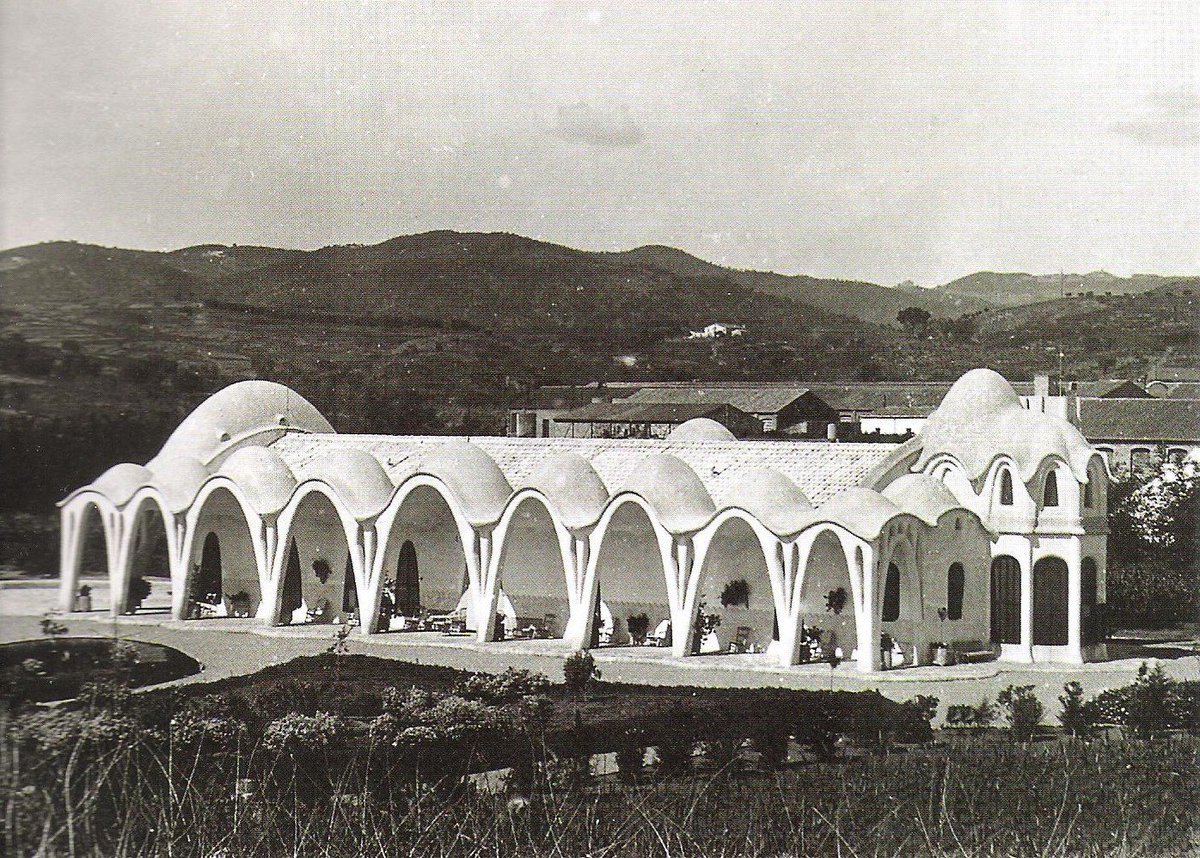 efemarq's tweet photo. #Taldiacomavui de 1868 va néixer l'arquitecte modernista català Lluís #Muncunill. Treballà tota la vida a Terrassa, omplint-la de remarcable arquitectura #industrial. També hi féu la reforma de la Masia #Freixa (1905-08), una obra tan deliciosa que sembla feta de xocolata blanca. https://t.co/GD95b0yXPA