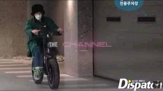 JCLC6577's tweet photo. G-Dragon and Jennie Kim were seen together at the same area because they both live in the same village in "Hannam-dong" which is said to be the residential area for Korean elites like them.
#RespectJennie
#RespectGDragon https://t.co/Wuw0DYKJ52