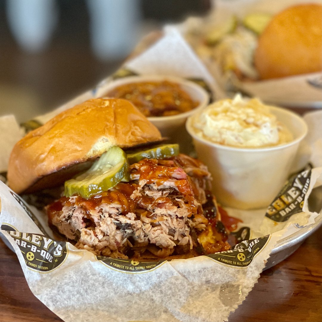 Edleysbbq's tweet photo. Pork Sandwich. Baked Beans. Banana Pudding. Classic. #edleysbbq #nashville #chattanooga https://t.co/NiMTz5BSiX