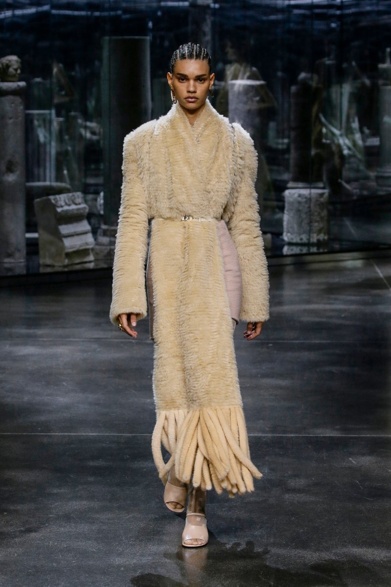 VogueRunway's tweet image. .@Fendi's fall 2021 collection is in! See every look now: vogue.cm/Bms8NzA