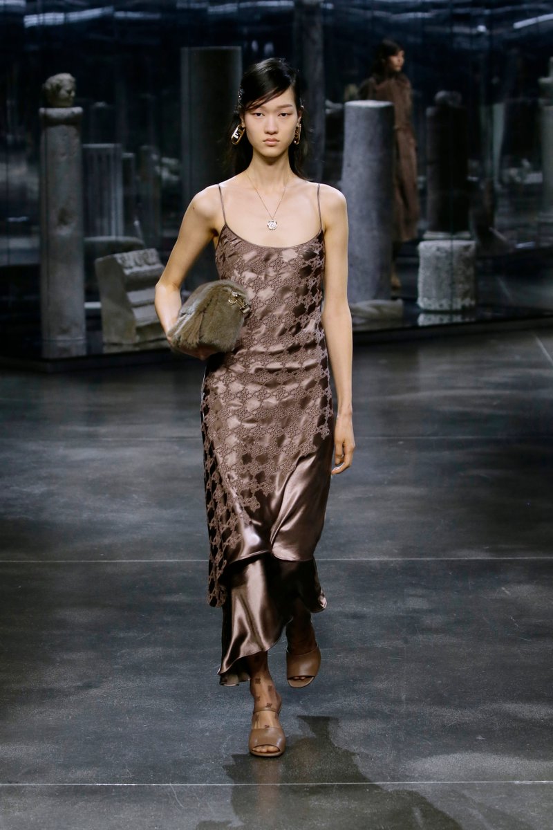 VogueRunway's tweet image. .@Fendi's fall 2021 collection is in! See every look now: vogue.cm/Bms8NzA