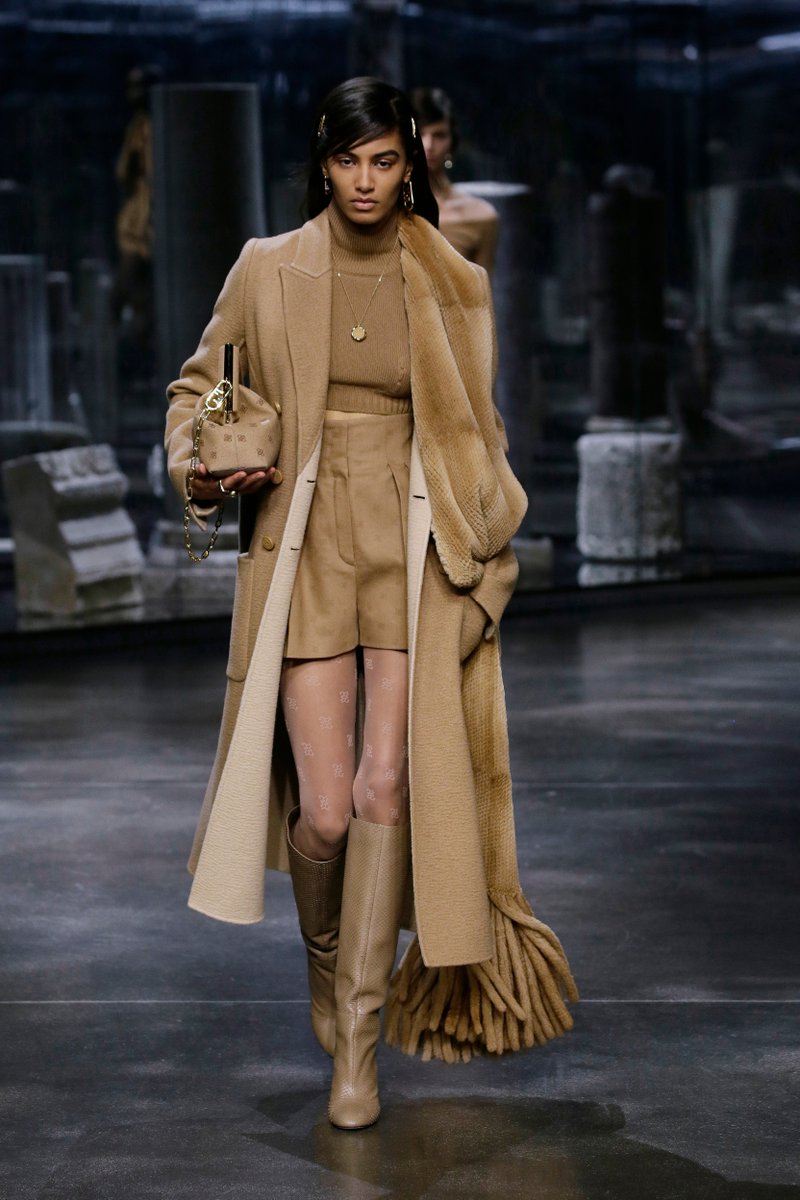 VogueRunway's tweet image. .@Fendi's fall 2021 collection is in! See every look now: vogue.cm/Bms8NzA