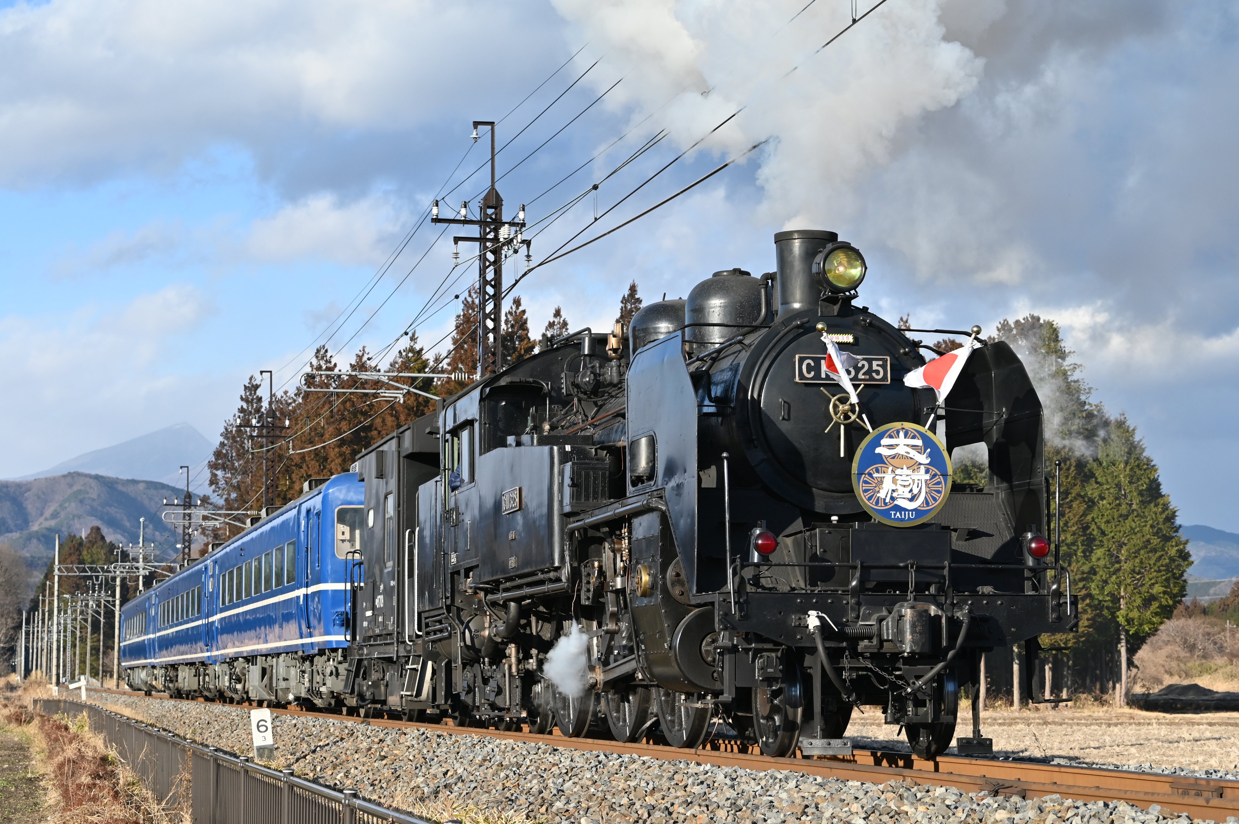 H Isogai Sl大樹 C を撮りました この日は日章旗付きでした 撮影日 21 2 23 動画 Sl大樹1号 2号 6号 は 以下にあります T Co Ljyktgyseb 蒸気機関車 Sl Sl大樹 C11 C T Co Kezi9muobf Twitter