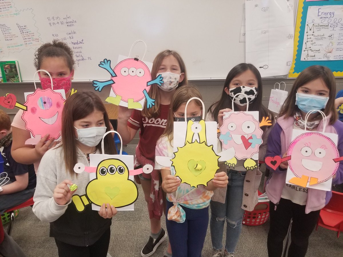 MrsPayneESC's tweet photo. Valentine's Decorating! #LISDFutureFocus @Lorena_Elem #lesconnected https://t.co/fL9d4OudVh