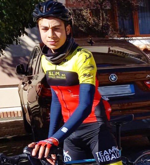 vincenzonibali's tweet photo. Questa mattina mi sono svegliato con la notizia della tragica scomparsa di Giuseppe. Per questo ho corso con un nastro nero al braccio. Per ricordarlo, un’ultima volta. Ora è il momento del silenzio. Mando un grande abbraccio alla famiglia di Giuseppe. Che possa riposare in pace https://t.co/aqQh8bNFoA