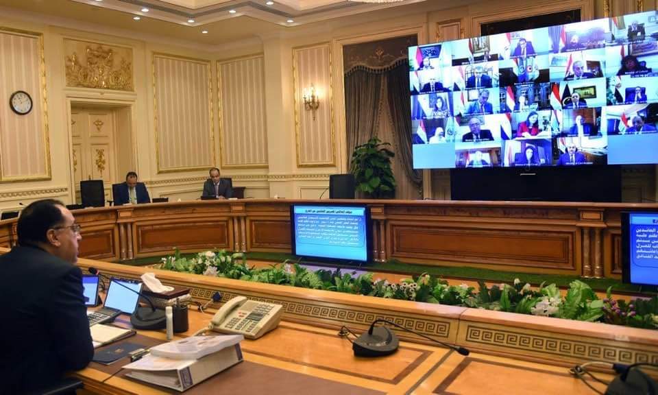 مجلس الوزراء اجتمع النهاردة "أونلاين" عشان يقرروا نزول 20 مليون طالب يمتحنوا "في المدرجات" 
إن الله يُمهل ولا يهمل
#ارجوك_ياريس_الطلاب_هتموت 
#EgyptianStudentsLivesMatters