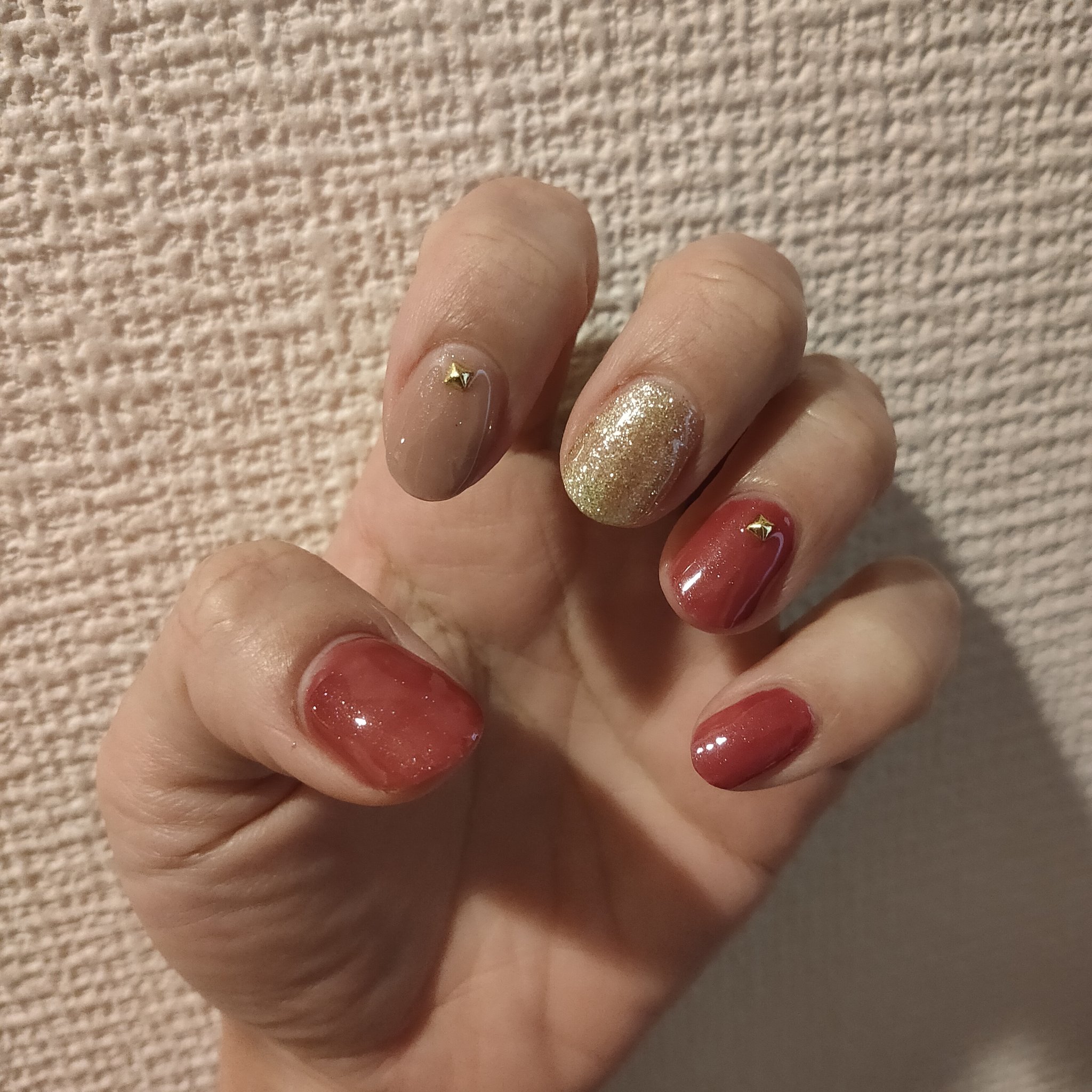 Uzivatel 実秋 Na Twitteru セリアのココアベージュ ゴールド レッド スタッズ 赤はレッドとココアベージュ を半々くらいで混ぜてみた くすみ赤にラメが入って うっすらキラキラしてて綺麗 セルフジェルネイル T Co Xdvmqsqcw9 Twitter