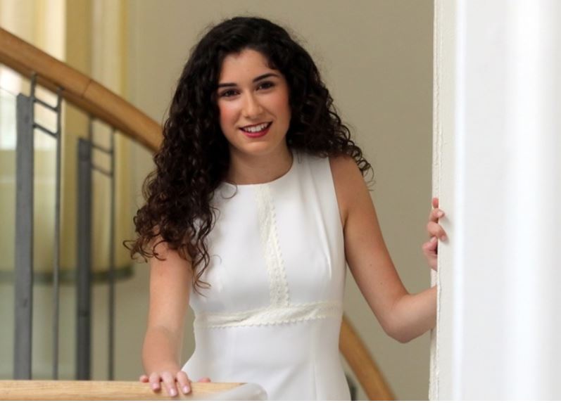 Claudia Prieto Latorre, alumna graduada en Economía por nuestra Facultad, ha sido galardonada con el Premio Nacional de Fin de Carrera de Educación Universitaria, que otorga el Ministerio de Universidades a los egresados que han cursado sus estudios universitarios con mayor ...