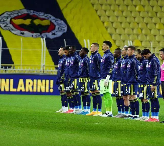Fenerbahçe'nin, Göztepe ile oynadığı maçın öncesinde Mesut Özil'in İstiklal Marşı'na eşlik etmesi, Almanya'da geniş yankı uyandırdı.
Mesut Özil, Almanya Milli Takımı'nın formasını giyerken Alman milli marşını okumadığı için eleştiriliyordu.
Kaynak: https://t.co/rByHA4didZ https://t.co/CpR48UfNSX