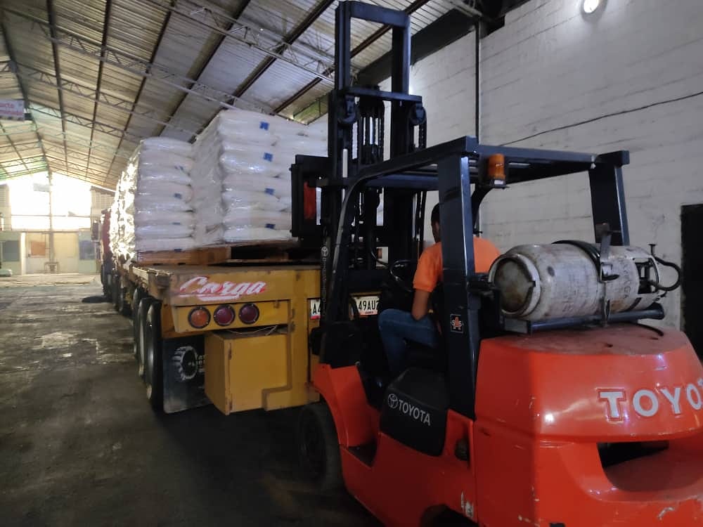 CodealMarket's tweet photo. Una nueva carga de azúcar para recepcionar en #codeal y empaquetar con nuestra marca 'YAYA' 👏
.
No dejamos de trabajar para Venezuela 🇻🇪 con dificultades es donde mas esfuerzo ponemos para sacar adelante el país y llevar alimentos a las familias.
#venezuela #portuguesa #Araure https://t.co/d3iLlDsD34