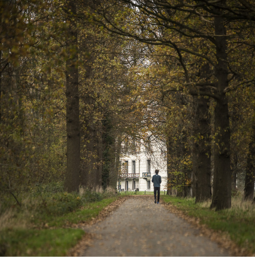 Grondadel voelt de dreiging:
hoeveel generaties komen er nog na ons?
De Nederlandse adel verloor veel grond, vaak landgoederen met kasteel. Toch drongen zo’n dertig families nog door tot de Volkskrant Top 300 Grootgrondbezitters. volkskrant.nl/kijkverder/v/2… via <a href="/volkskrant/">de Volkskrant</a>