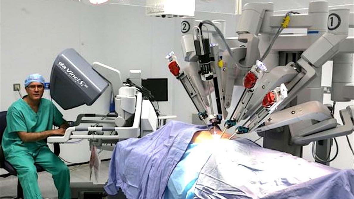Reportage de @A_Beauchamp_ > Itw de @ParierBastien chirurgien urologue à l’Hôpital Bicêtre @APHP. Pour quels types d’opérations le robot chirurgical Da Vinci est-il utilisé ? Quels avantages ? #LaMethSci