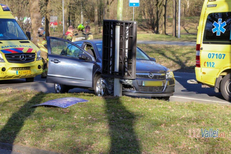 Auto botst tegen lichtmast aan de Raadhuisstraat in #Ede, hulpdiensten rukken groots uit. 112Vallei.