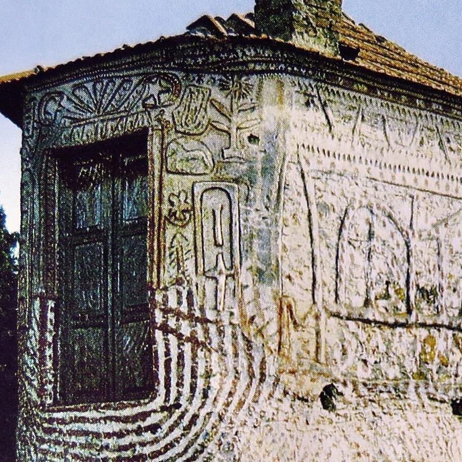 Bodrum Dereköy’deki evden. Kadıkalesi doğumlu sanatçı Kamil Gök; heykelleri dağlardan çıkardığı kendi kiliyle yapar, boyalarını çeşitli taşlardan ve yağlardan yaparmış. Köylüler onu pagan, deli olmakla suçlamışlar. Torunu Mehmet Ali Yıldızhan, Facebook ta hazin hikayeyi aktarmış.