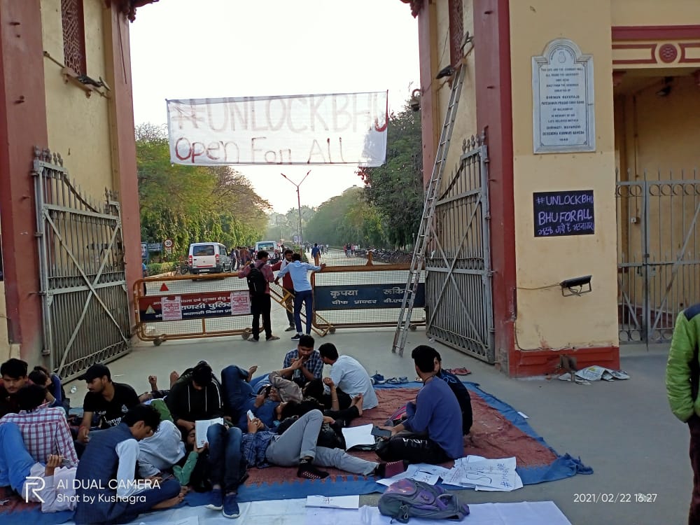 Roshani__singh's tweet photo. Class 6th ki offline classes chal sakti hai par colleges me ab bhi corona ka khatra hai.
Wah!!
#unlockbhu 
@bhupro 
@VCofficeBHU https://t.co/r9KLT3g7SW