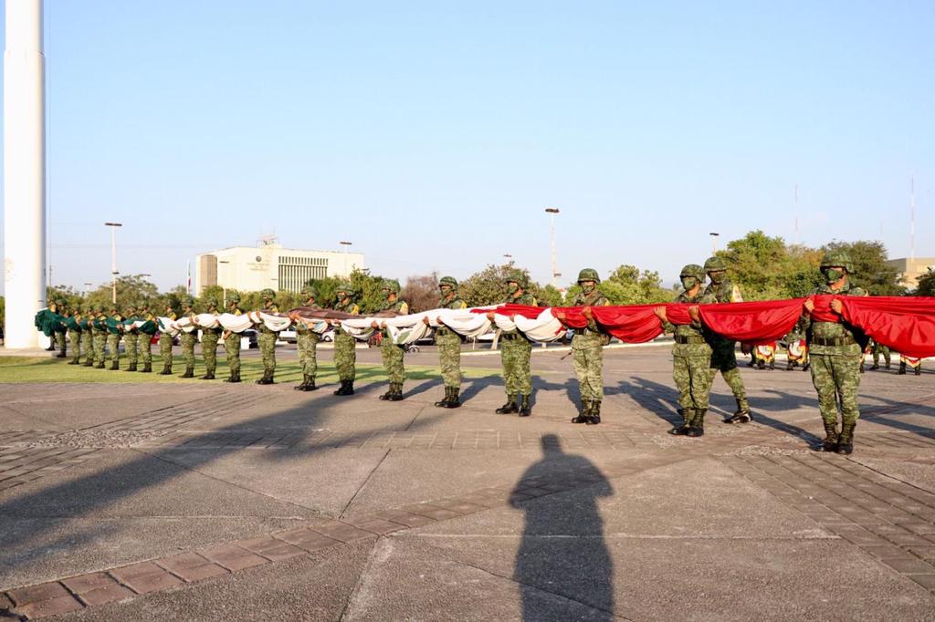 sedercol's tweet photo. En el marco de la conmemoración del Día de la Bandera, nuestro secretario @MikelJimenezSta, estuvo presente en el izamiento de bandera que se llevo a cabo en el Complejo Administrativo del @gobiernocolima, encabezado por el gobernador @nachoperaltacol. https://t.co/nQPKMlm4Gm
