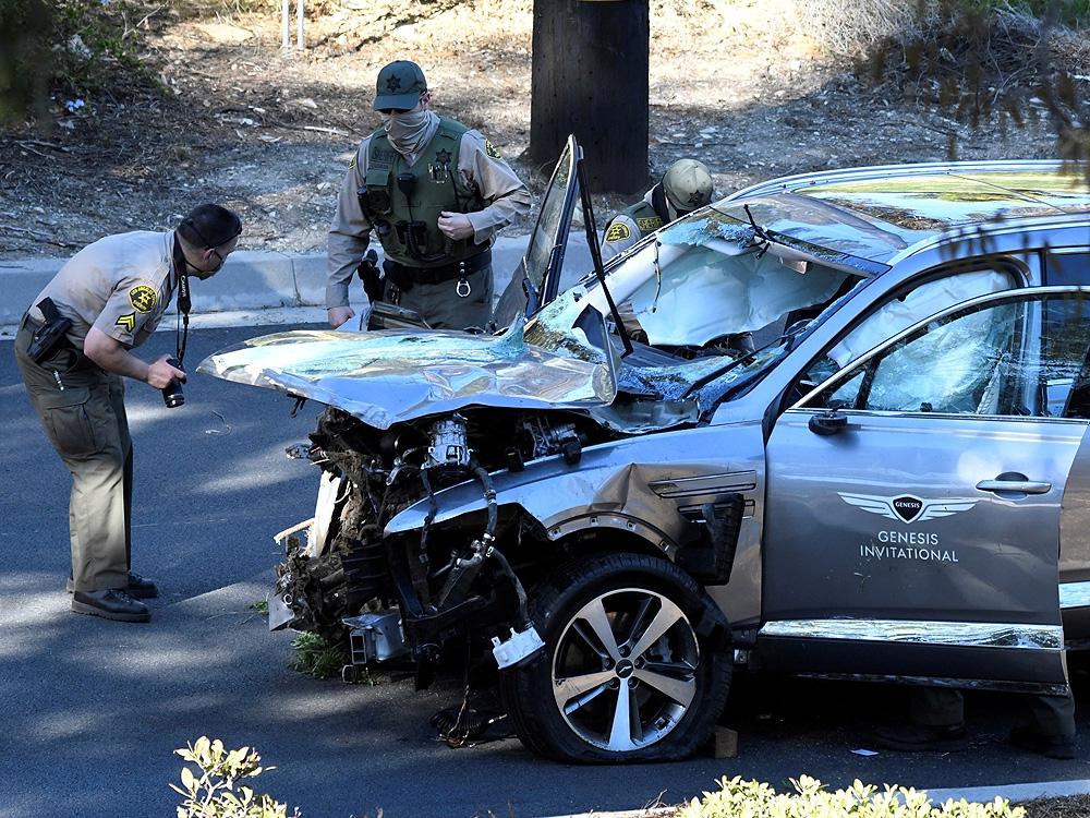 Cops probing what caused Tiger Woods to crash