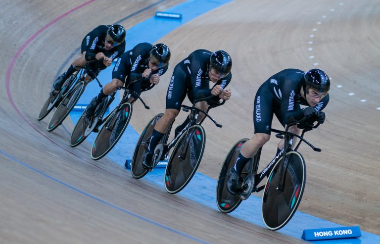 TrackPiste's tweet photo. 🇳🇿3:46.6 para la cuarteta ‘kiwi’ en un test previo a sus Campeonatos.
⚫️3:46.6 for the @CyclingNZL pursuit team in a test before their Championships.
🇳🇿3:46.6 pour l'équipe de poursuite néo-zélandaise lors d'un test avant leur championnat.
https://t.co/iELPvKJNPt https://t.co/YHdRqgor6w