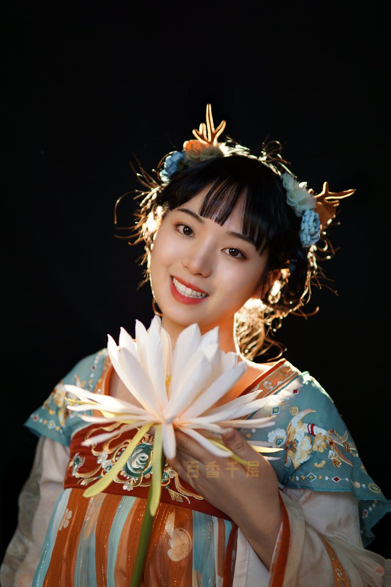 weeylite's tweet photo. A set of Chinese-style shots.
Lighting💡: A Weeylite ninja 200.
Photo Credit @百香千层 (Weibo).
.
.
.
.
#weeylite #weeyliteninja200 #weeylitecoblight #stuidolighting #viltroxlight #viltrox #viltroxlighting #bicolorCOB #filmmaking #filmmakersfriday #supportindiefilm https://t.co/QZbFhBWnXY