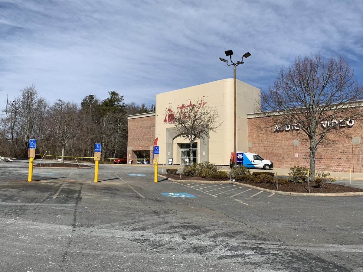 kellyoneilltv's tweet photo. The first mass vaccination site in Bristol County and the sixth overall in the state opens today in Dartmouth at the old Circuit City.

It’s right next to a Bed Bath and Beyond and TJ Maxx just off of Route 6. @NBC10 https://t.co/O3MzWY81Qw