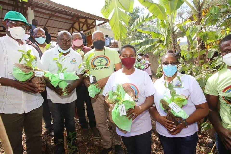 RTNH8's tweet photo. Premiere Dame Martine Moïse: "Mwen kontan wè kijan moun komin Dondon akeyi, jounen madi 23 fevriye sila, pwogram Plante Avni lakay yo. Mèsi tout moun. Kontinye pwodwi kafe toupatou nan Dondon.   Plante Avni se lespwa pou demen miyò." https://t.co/Wf3HJc6MXs
