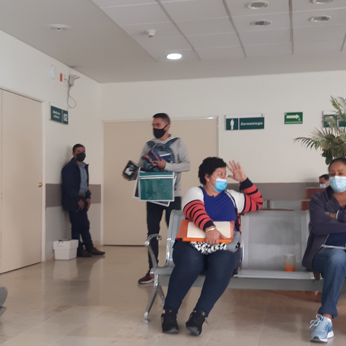 Serv_RIOSSA's tweet photo. #Vendedores de #PortaDocumentos en el #clínica180 #Tlajomulco. Creo que la #Seguridad del inmueble no sirve para nada y hasta se llevan su mordida. 
#IMSS has algo??? https://t.co/x0CHp8ocuI