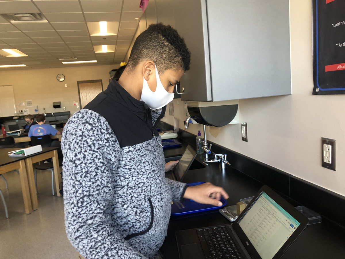 Robynlv's tweet photo. Determining density in #SidewaysScience https://t.co/CfhmxfRNKw