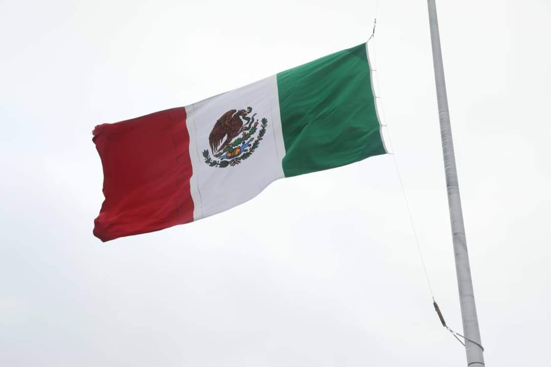 ¡Buenos días! Esta mañana, como cada 24 de febrero, rendimos honores a nuestra enseña nacional. Hoy en su día de celebración recordamos que además de ser un símbolo patrio representa la unión, el valor y el patriotismo de los mexicanos.