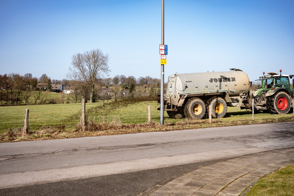 xandra_photo's tweet image. The #stinking meadows
The #scent ... of #agriculture
A #farmer distributes #manure in a #meadow