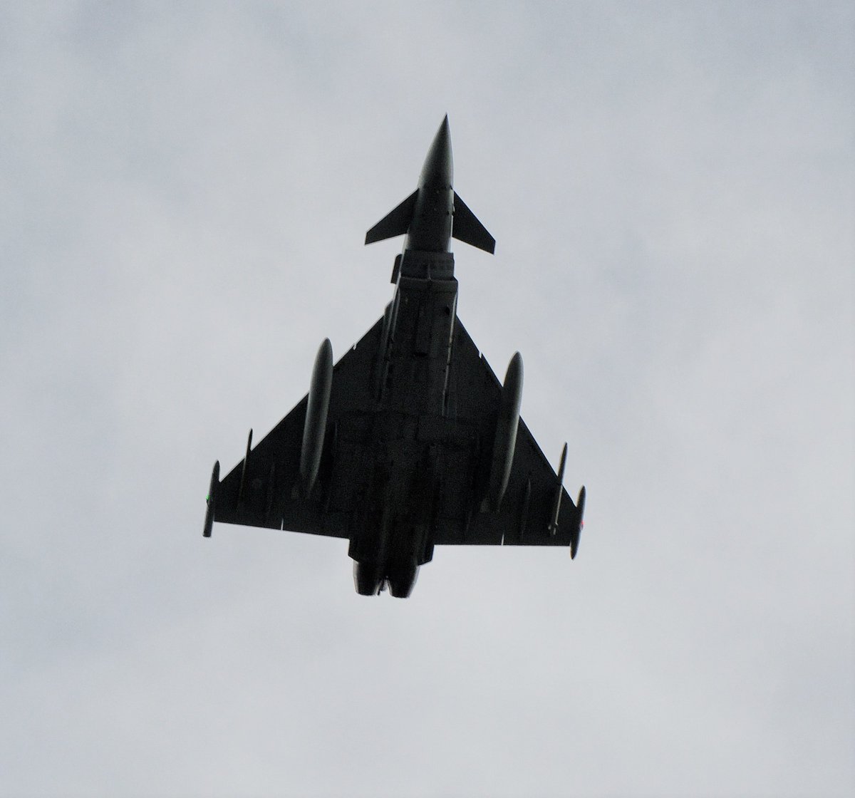 andywilkins3's tweet photo. @MoiraJBrown1 @DorsetCulture @Bournemouthecho did a practice divert into Bournemouth Airport, routine training. Couple of pics from the driveway https://t.co/cTJ9WxdWC9