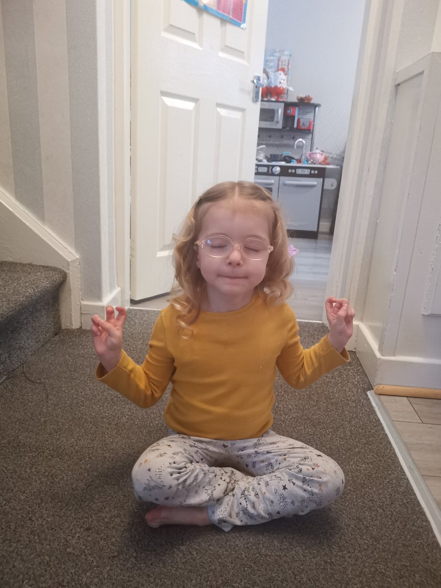 XrachelbrowneX's tweet photo. Fayes step ups for Mr Mcdade's daily challenge, she had to prepare herself first 🧘‍♀️ @BelleValeSchool @MissBonerBVP @MissBurnsBVP @MissNelsonBVP https://t.co/Pt7F4Xd1nF